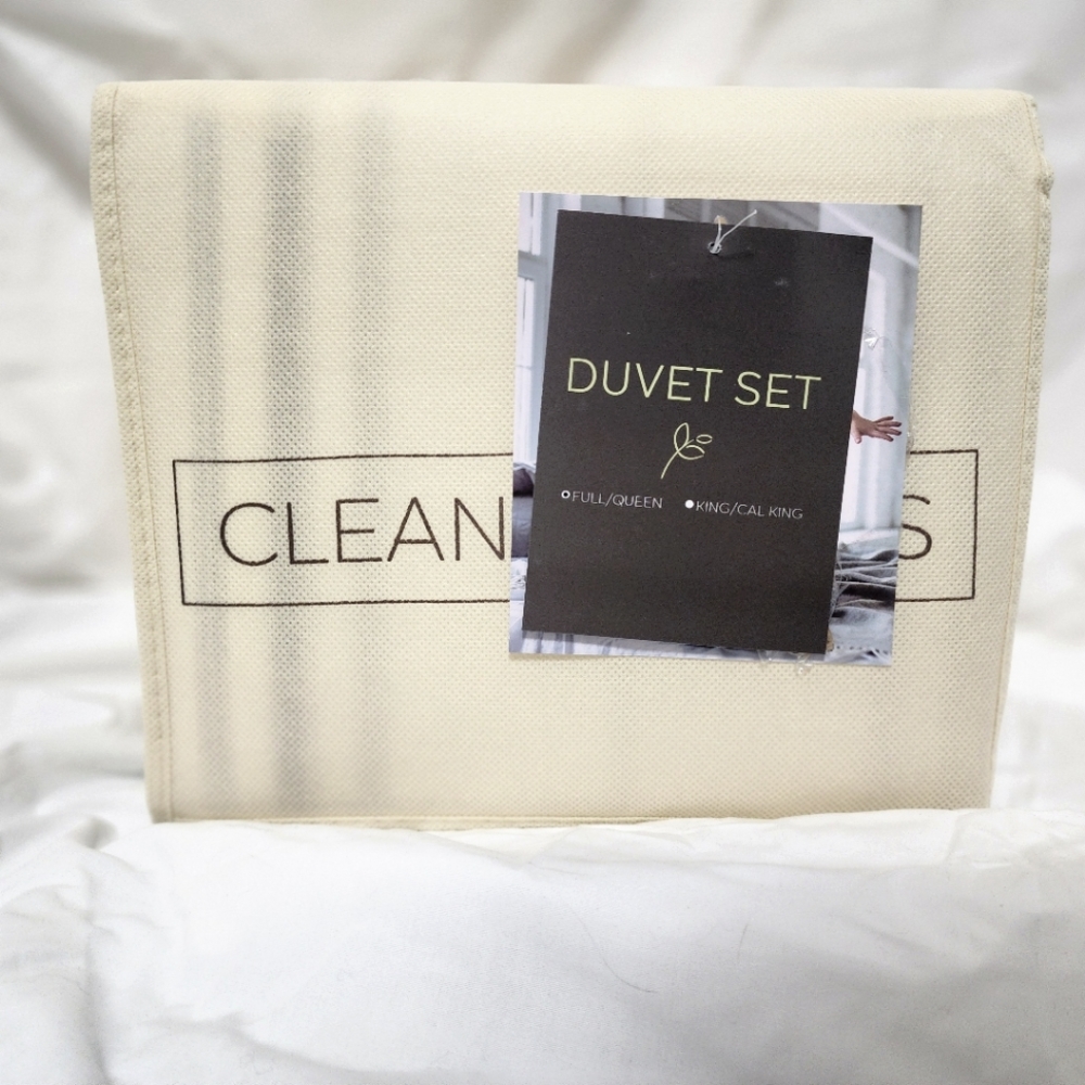 NEW Clean Spaces 3PC Queen Duvet Set